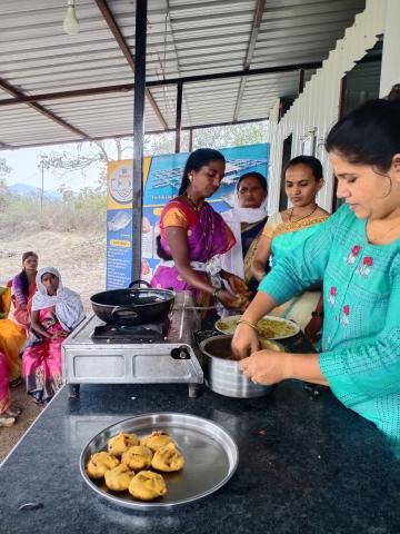 मछुआरा महिला एसएचजी सदस्य मछली वड़ा बना रही हैं